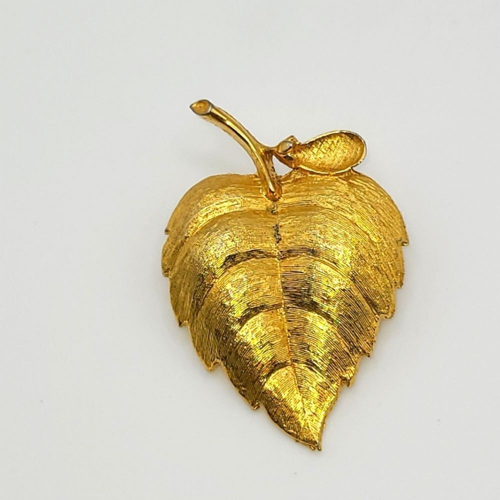 Avon Leaf Brooch Pin goldtone